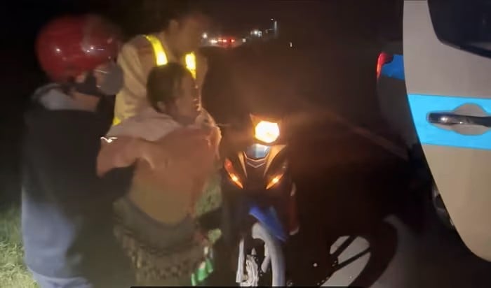 Sản phụ sinh con trên xe Cảnh sát giao thông -0