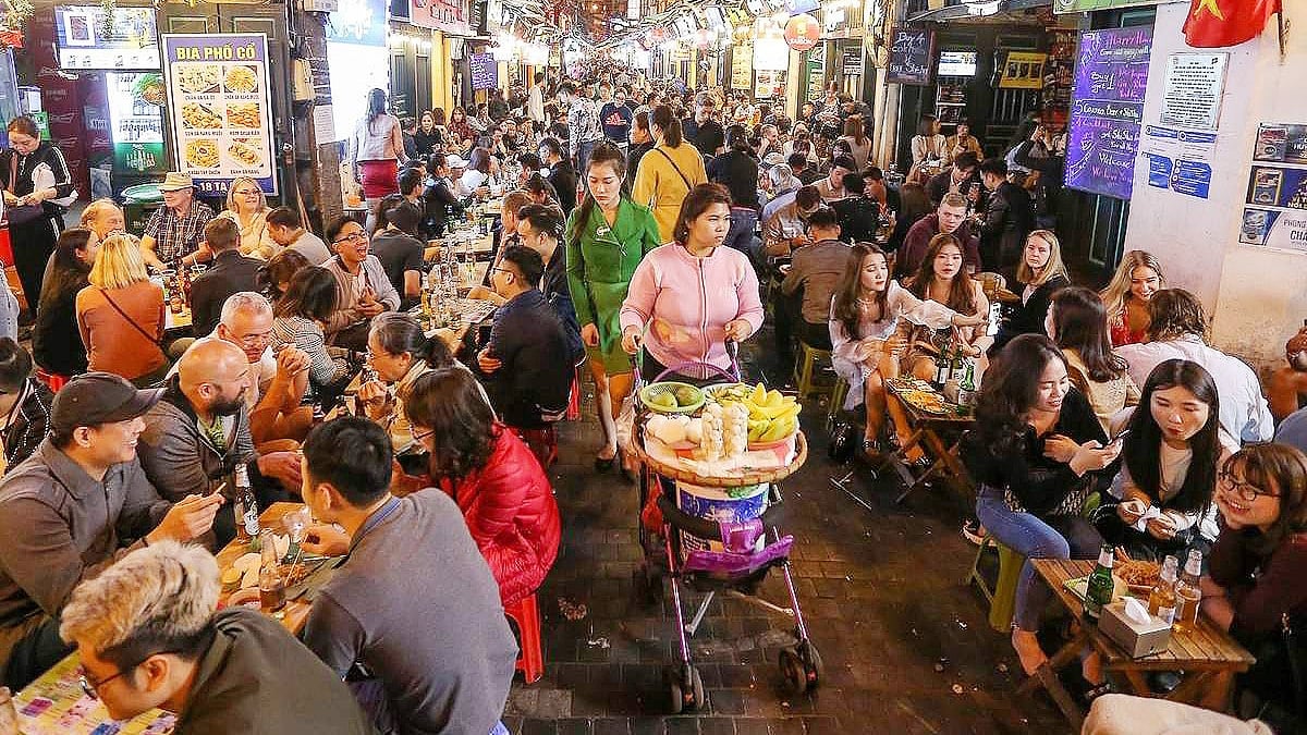 Phố Tạ Hiện nằm trong khu phố cổ là điểm hấp dẫn du khách khi đến với Hà Nội.