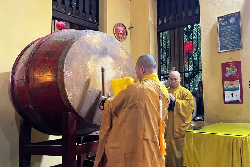 Cử trống Bát nhã cầu quốc thái dân an tại Chùa Quán Sứ, Hà Nội (Ảnh: Báo Công thương)