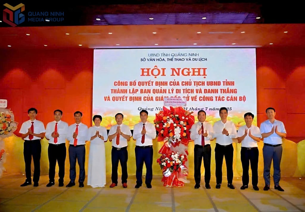 Lãnh đạo Sở Văn hóa, Thể thao và Du lịch tỉnh Quảng Ninh tặng hoa chúc mừng.