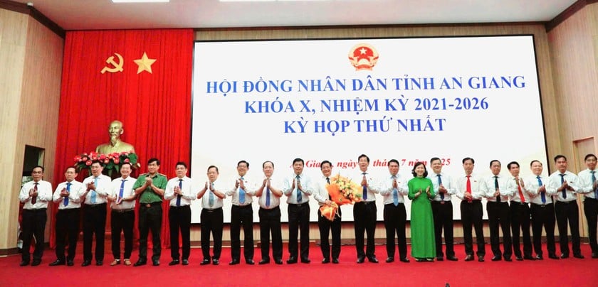 Thành viên UBND tỉnh An Giang ra mắt các đại biểu
