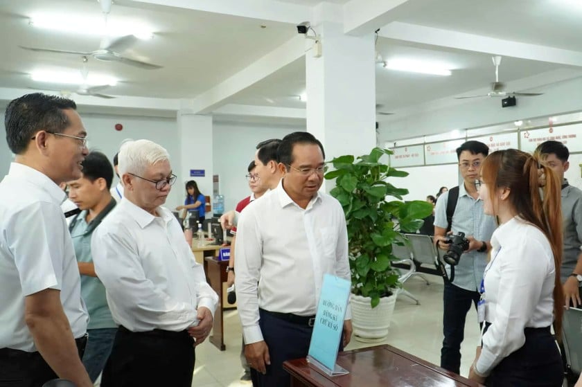Chủ tịch UBND TP Hồ Chí Minh - Nguyễn Văn Được; Trưởng đoàn ĐBQH khóa XV TP Hồ Chí Minh - Nguyễn Văn Lợi thăm hỏi, động viên cán bộ, công chức trong ngày đầu tiên vận hành bộ máy chính quyền mới.