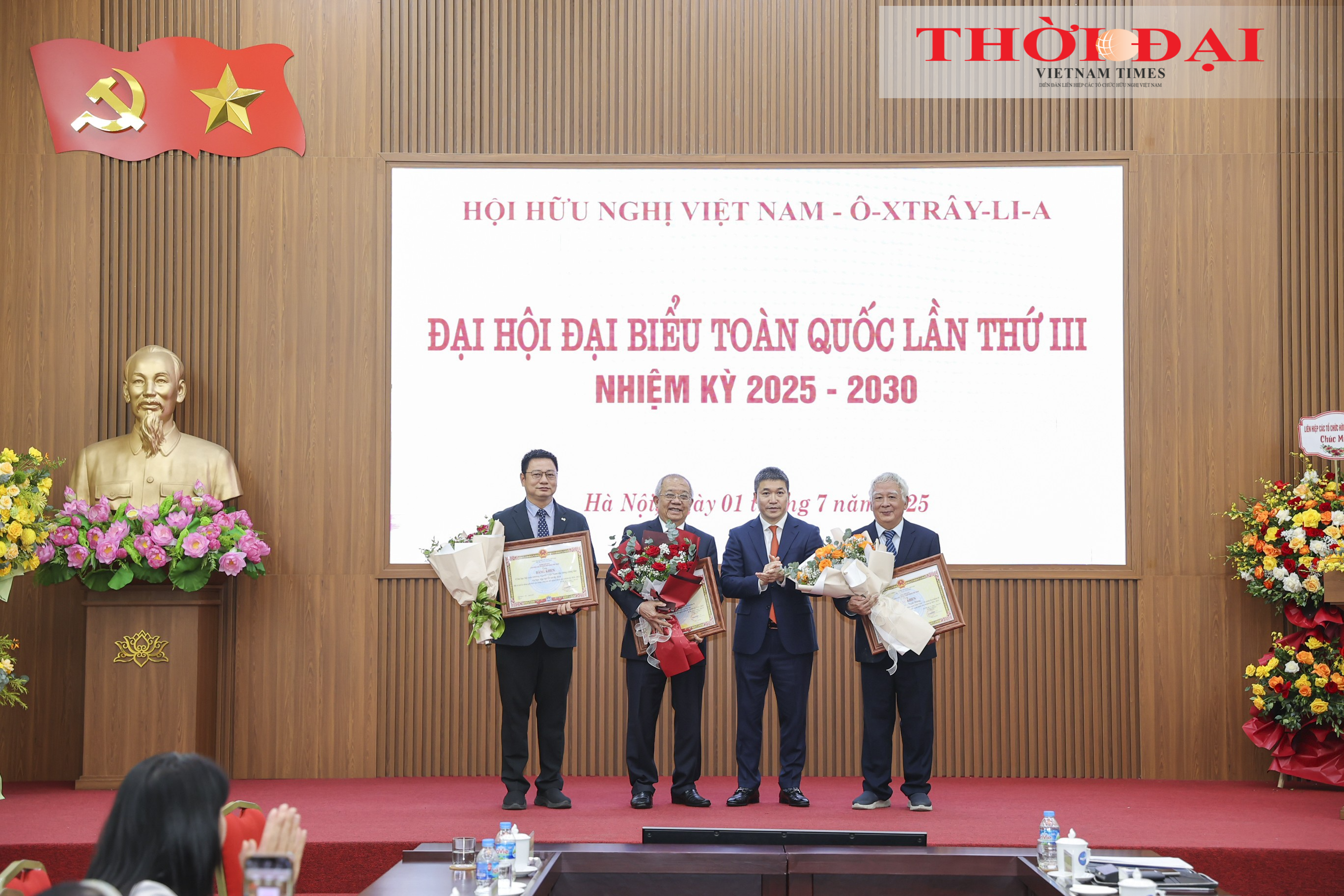hội, Chủ tịch Liên hiệp các tổ chức hữu nghị Việt Nam Phan Anh Sơn tặng Bằng khen cho 01 tập thể và 02 cá nhân của Hội hữu nghị Việt Nam - Australia. (Ảnh: Đinh Hòa)