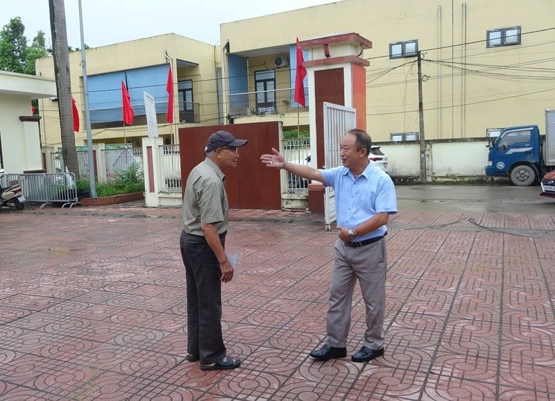 Cán bộ, nhân viên của UBND xã Hưng Đạo hướng dẫn người dân vào làm việc tại bộ phận tiếp dân của UBND xã Hưng Đạo.
