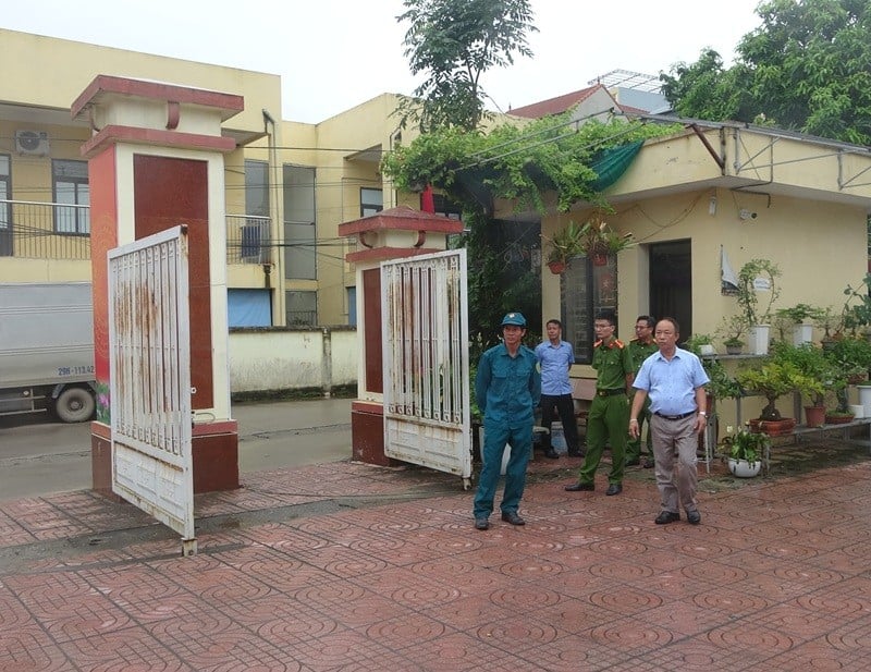 Các lực lượng chức năng xã Hưng Đạo đã có mặt từ sáng sớm túc trực ngoài cổng UBND xã để đón tiếp, hướng dẫn người dân đến giải quyết thủ tục hành chính.