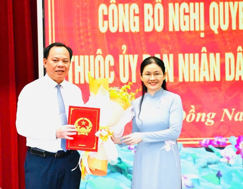 Phó bí thư Thường trực Tỉnh ủy, Chủ tịch HĐND tỉnh Tôn Ngọc Hạnh trao nghị quyết thành lập các cơ quan chuyên môn UBND tỉnh sau sáp nhập cho Chủ tịch UBND tỉnh Võ Tấn Đức.