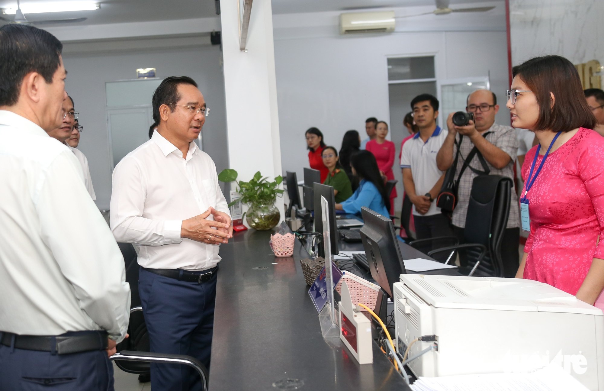 Chủ tịch UBND TP.HCM Nguyễn Văn Được khảo sát giờ làm việc đầu tiên của phường Dĩ An- Ảnh 5.