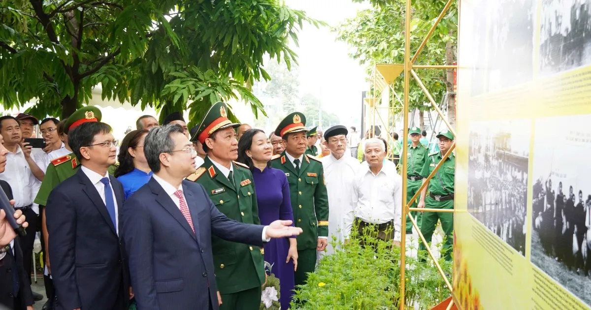 ពិព័រណ៍រូបថត "សមមិត្ត Nguyen Van Linh - មេដឹកនាំដ៏ខ្ជាប់ខ្ជួន និងច្នៃប្រឌិតនៃបដិវត្តន៍វៀតណាម"