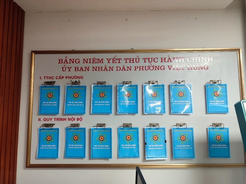 UBND phường Việt Hưng niêm yết các TTHC phục vụ người dân.