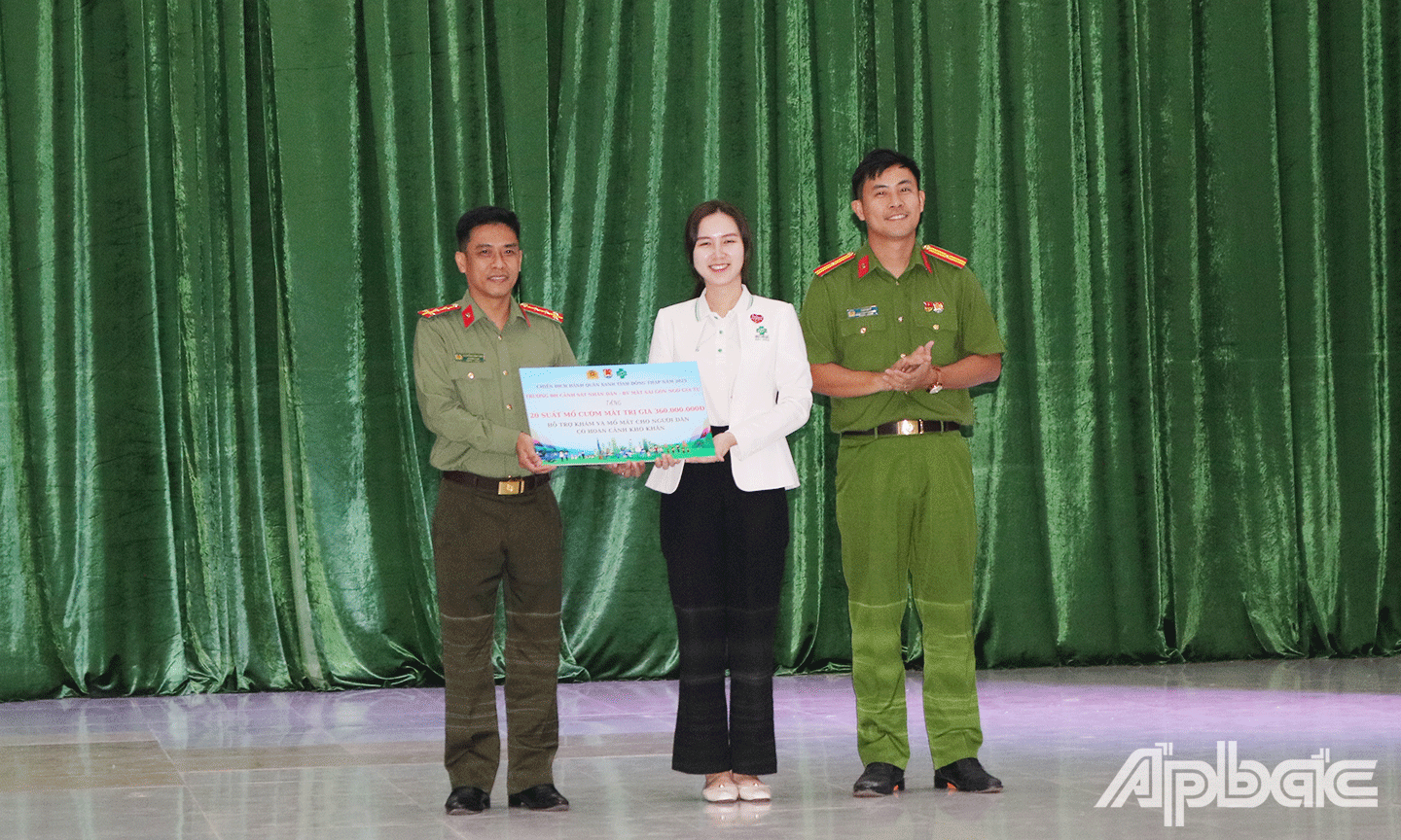 Bệnh viện Mắt Sài Gòn Ngô Gia Tự và Trường Đại học Cảnh sát nhân dân hỗ trợ 20 suất mổ cườm mắt cho người dân có hoàn cảnh khó khăn trên địa bàn tỉnh, mỗi suất trị giá 18 triệu đồng. Tổng kinh phí hỗ trợ 360 triệu đồng