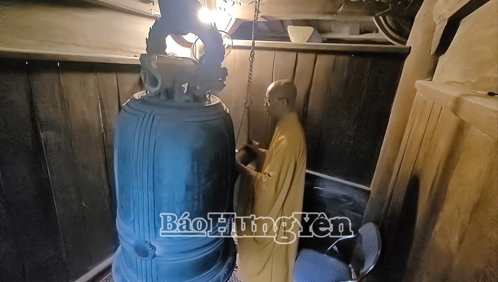 Hồi chuông ngân lên trong buổi sớm 1/7 tại chùa Chuông, phường Phố Hiến