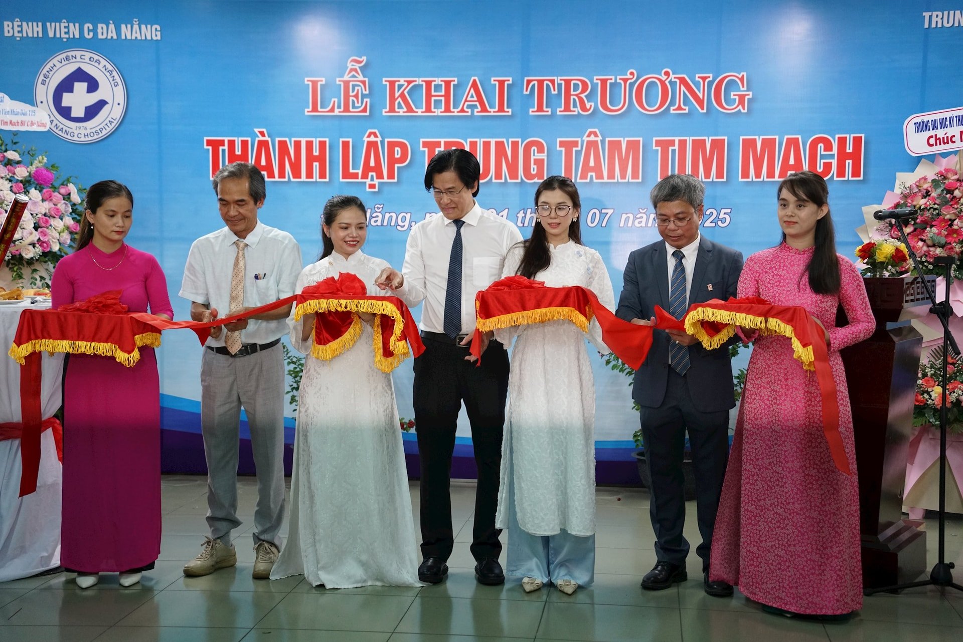 Lãnh đạo bệnh viện thực hiện nghi thức cắt băng khánh thành.