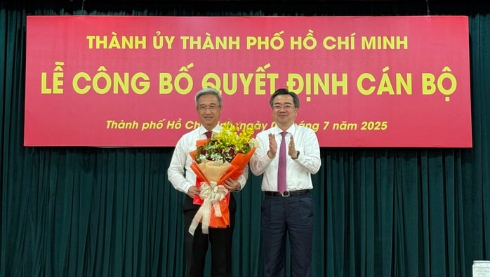 Thành ủy TP HCM mới công bố và trao nhiều quyết định cán bộ chủ chốt- Ảnh 1.