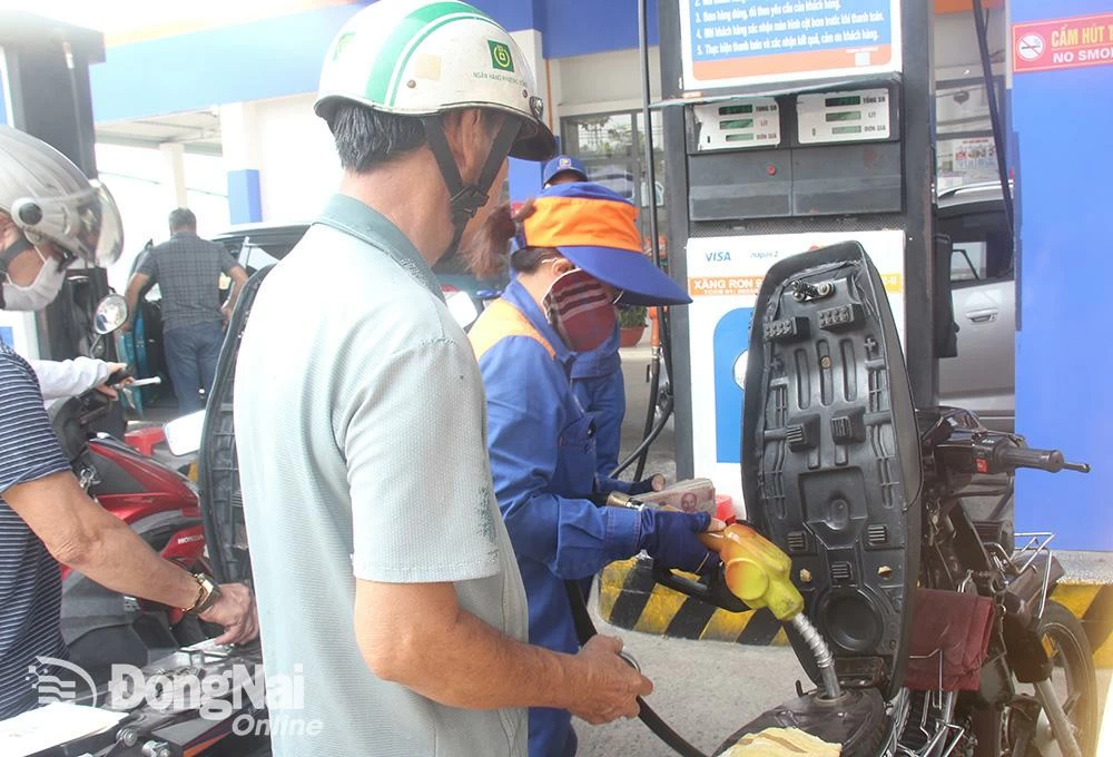 Lần đầu tiên mặt hàng xăng được giảm thuế VAT. Ảnh: Lam Phương