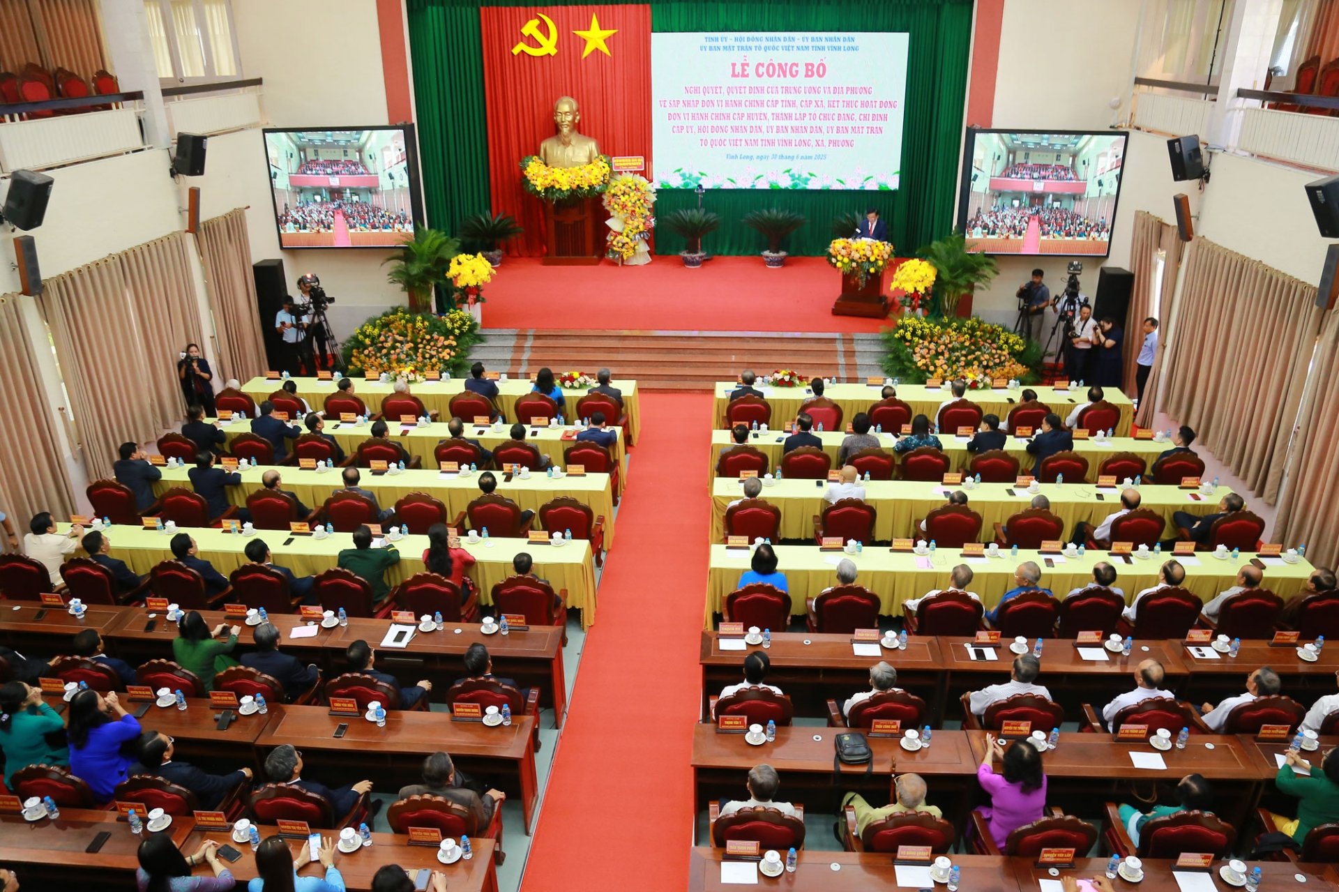 Toàn cảnh lễ công bố.