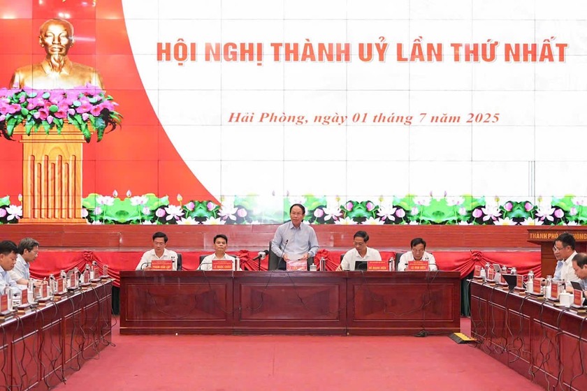 Bí thư Thành uỷ Lê Tiên Châu phát biểu tại hội nghị.