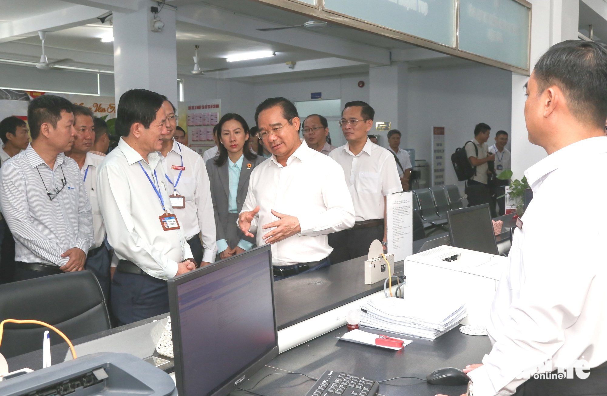 Chủ tịch UBND TP.HCM Nguyễn Văn Được khảo sát giờ làm việc đầu tiên của phường Dĩ An- Ảnh 3.