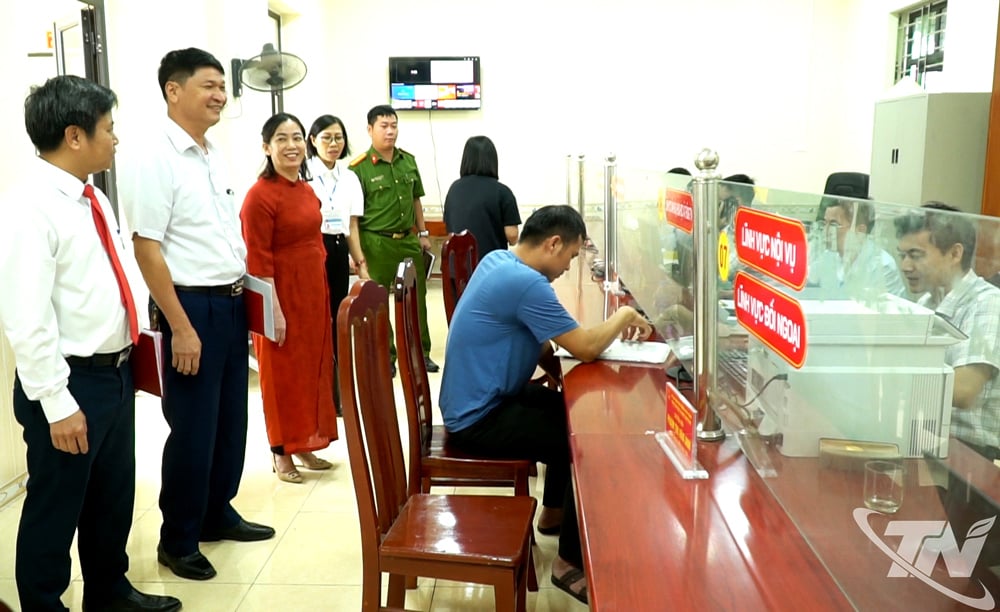 Lãnh đạo phường Phúc Thuận kiểm tra hoạt động tại Trung tâm Phục vụ hành chính công của phường.