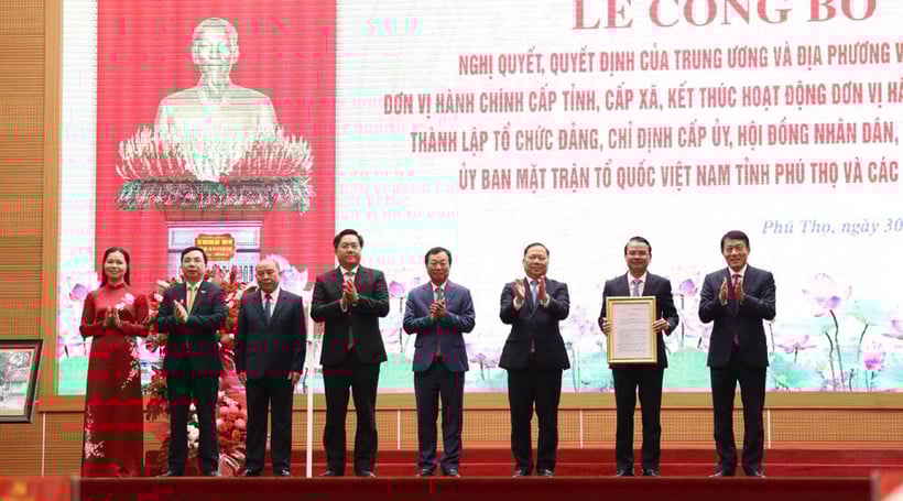 Đại tướng Lương Tam Quang trao Quyết định công bố thành lập Đảng bộ tỉnh Phú Thọ.