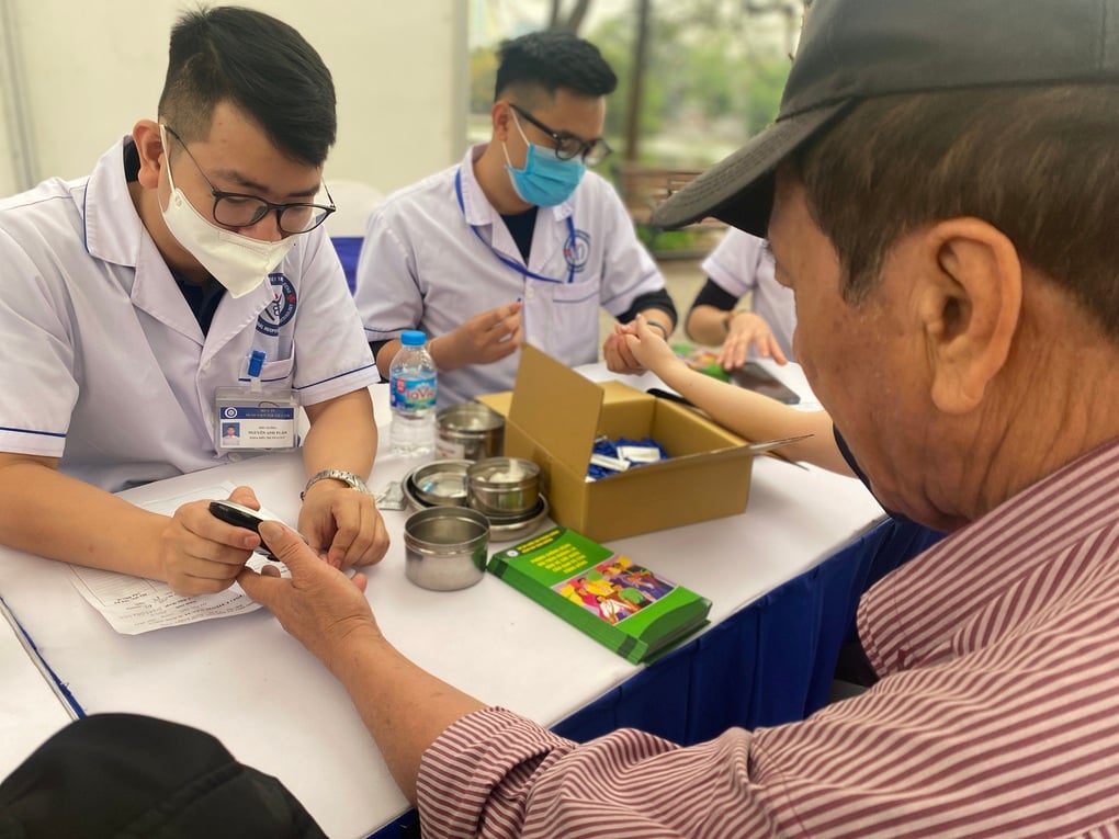 Từ  1/7, 252 bệnh được kê đơn thuốc ngoại trú trên 30 ngày - 1