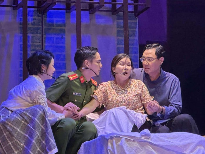 "Đối mặt" – Vở kịch lay động trái tim về phẩm chất kiên cường của người chiến sĩ Công an nhân dân - Ảnh 2.