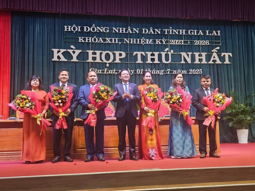 Ông Hồ Quốc Dũng (thứ 4 từ trái qua), Bí thư Tỉnh ủy Gia Lai tặng hoa chúc mừng các lãnh đạo HĐND tỉnh Gia Lai khóa XII, nhiệm kỳ 2021 - 2026.