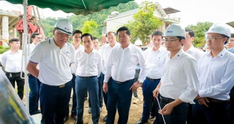 Chỉ đạo nóng của Bộ trưởng Bộ Xây dựng tại công trường cao tốc Đồng Đăng - Trà Lĩnh