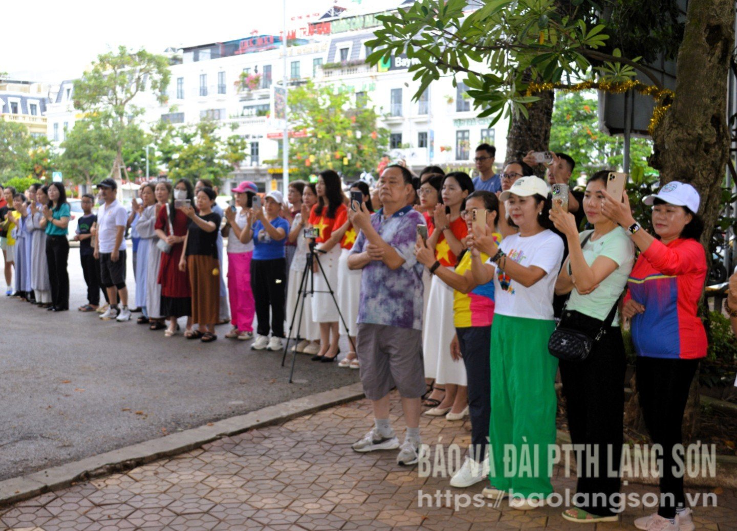 Đông đảo người dân tham gia chứng kiến nghi thức thỉnh chuông, trống bát nhã tại Chùa Thành, phường Lương Văn Tri