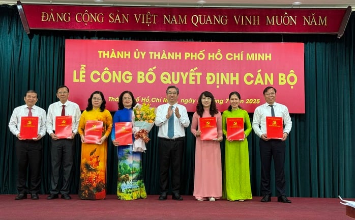 Thành ủy TP HCM mới công bố và trao nhiều quyết định cán bộ chủ chốt- Ảnh 4.