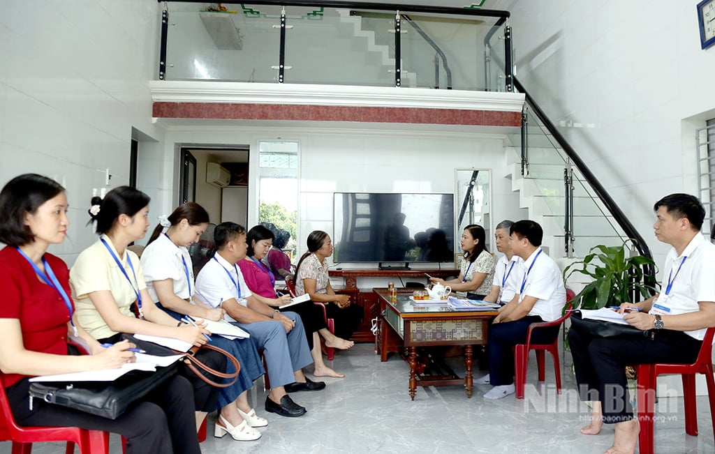 Đại biểu Cục Thống kê và các điều tra viên triển khai điều tra tại hộ gia đình tại xã Phát Diệm.