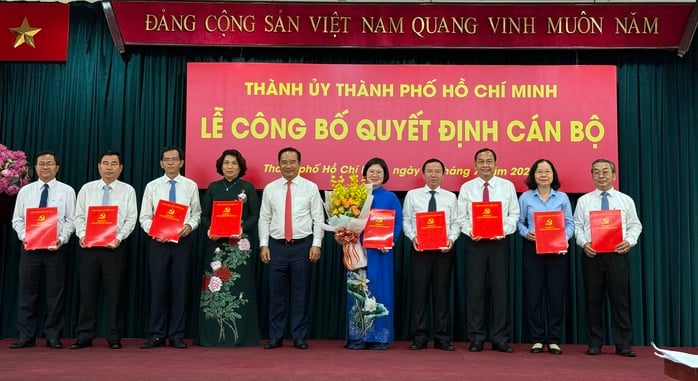 Thành ủy TP HCM mới công bố và trao nhiều quyết định cán bộ chủ chốt- Ảnh 2.