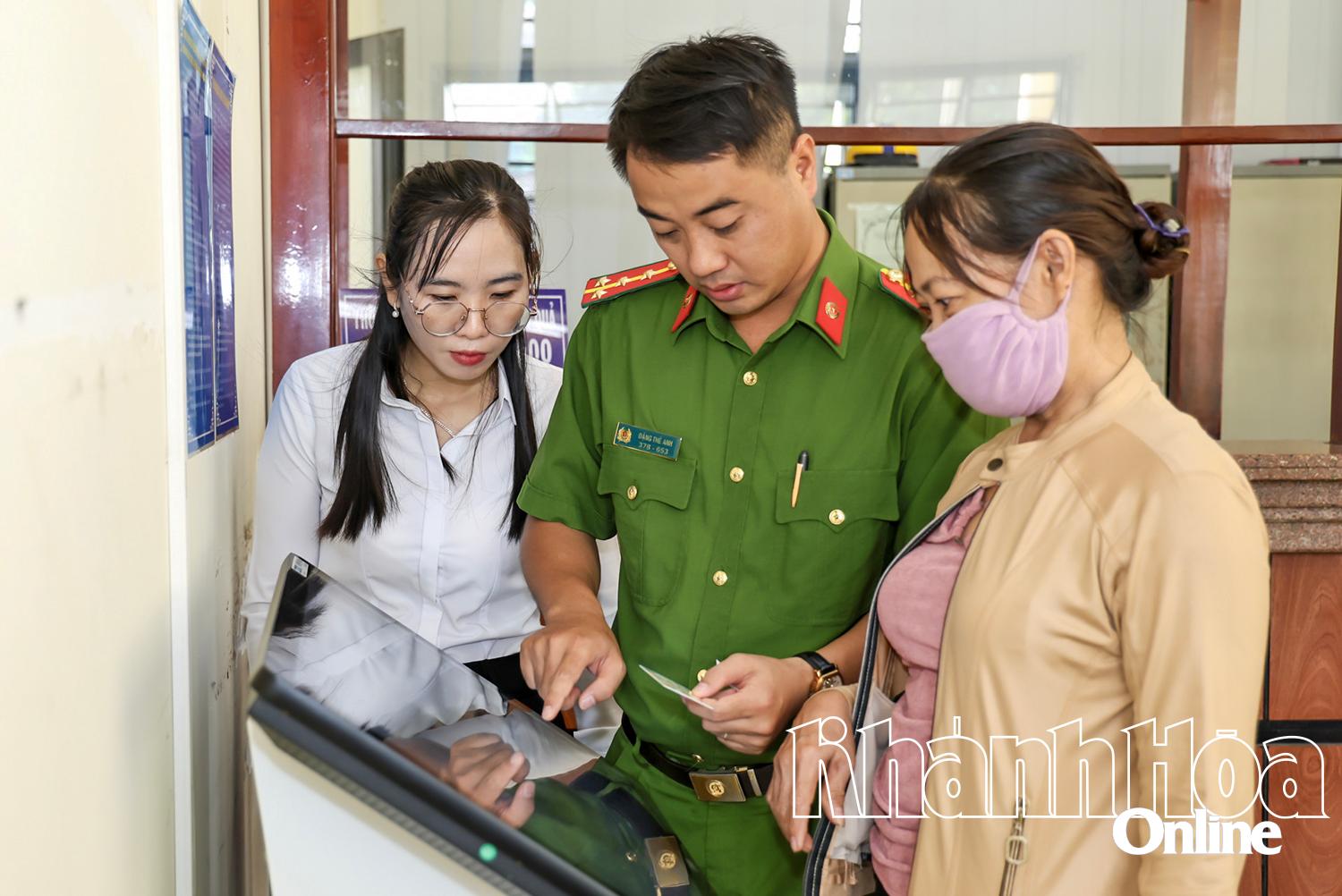 បុគ្គលិកនៃមជ្ឈមណ្ឌលសេវាកម្មរដ្ឋបាលសាធារណៈសង្កាត់ Ninh Hoa ណែនាំប្រជាជន។