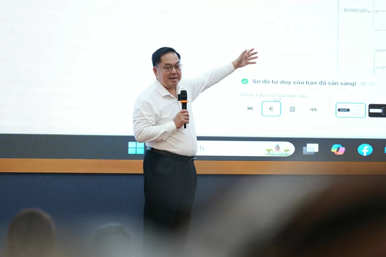 Author Hoang Nam Tien hopes the book will help readers gain the most accurate understanding of AI, its potential, and how to effectively apply AI in businesses. (Photo: Organizing Committee)