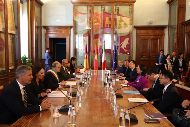 Phó Chủ tịch nước Võ Thị Ánh Xuân gặp Thị trưởng thành phố Roma Roberto Gualtieri - Ảnh 1.