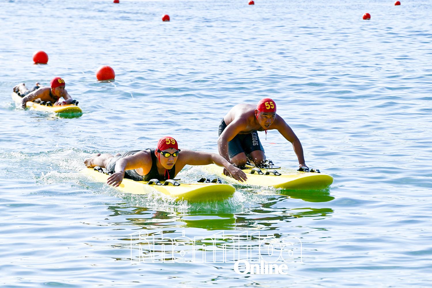 Los socorristas de playa son competentes en el uso de equipos de apoyo en operaciones de rescate.