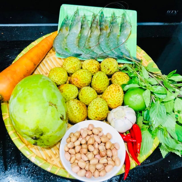 Quả vải giảm giá sâu chỉ còn vài nghìn đồng/kg bán đổ đống, chị em bày nhau làm món ngon dễ làm cho bữa ăn gia đình thêm phần hấp dẫn- Ảnh 3.