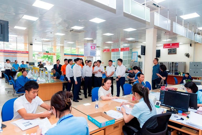 lanh-dao-tinh-quang-ninh-va-tong-giam-doc-fpt-khao-sat-trong-ngay-dau-trien-khai-mo-hinh-chinh-quyen-hai-cap-moi-1.jpg
