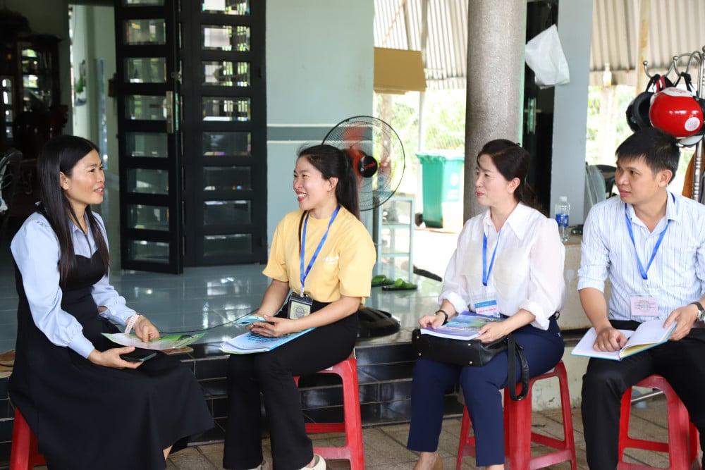 Điều tra viên lấy thông tin trực tiếp tại hộ dân