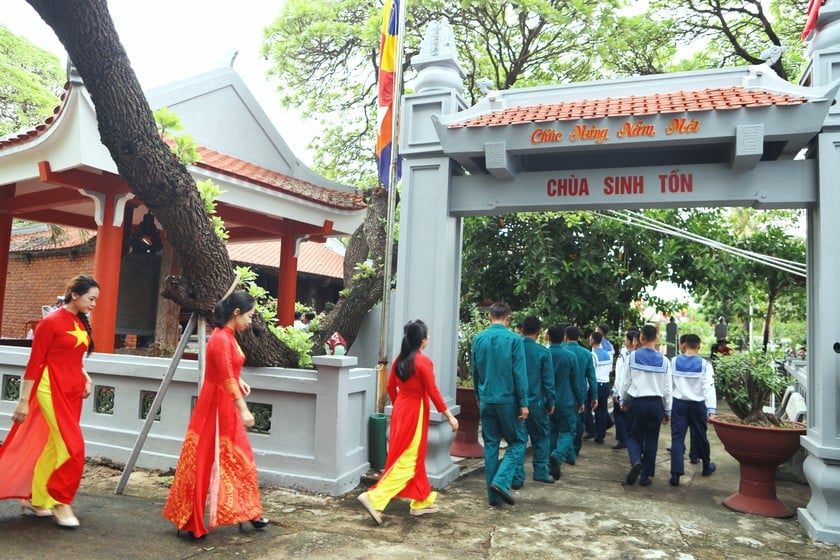 Quân và dân đảo Sinh Tồn đi lễ chùa. Ảnh: Trần Nguyên Phong
