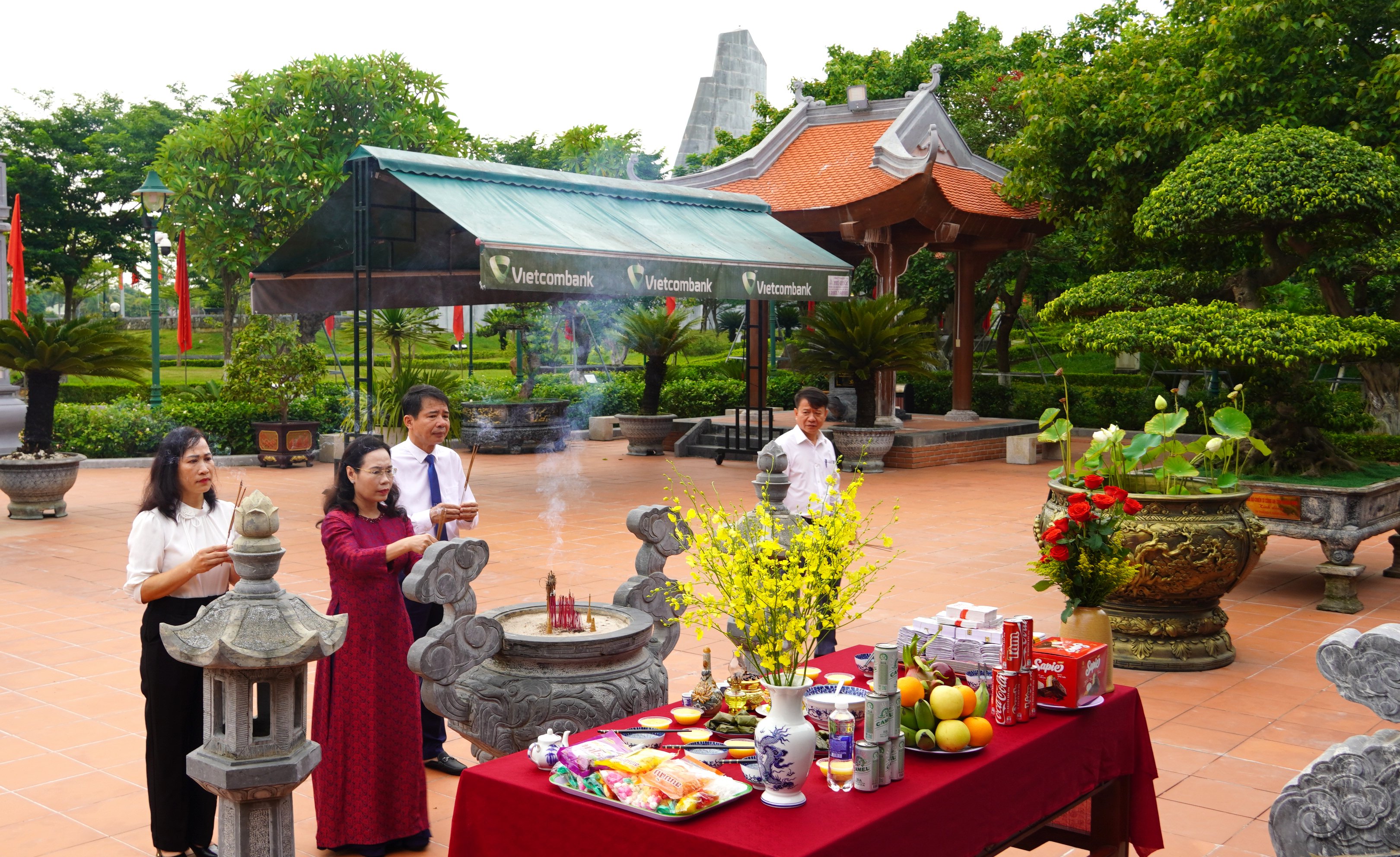Các đồng chí lãnh đạo phường Đồng Hới dâng hoa tại Đền thờ Bác Hồ và các Anh hùng liệt sỹ