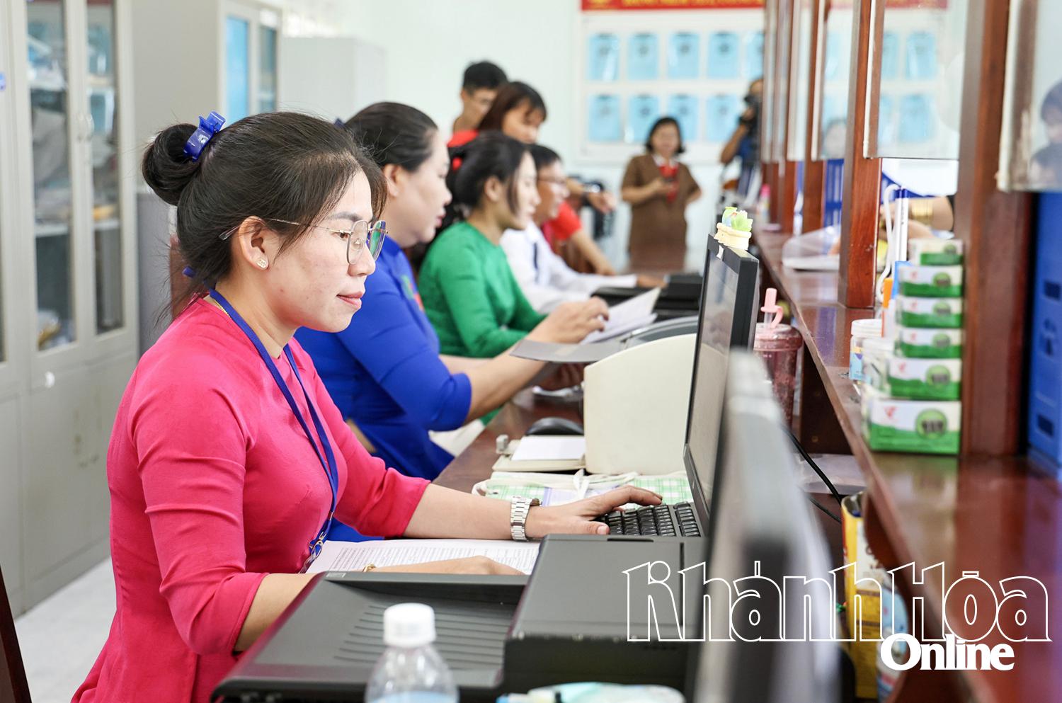 បុគ្គលិកនៃមជ្ឈមណ្ឌលសេវាសាធារណៈឃុំ Bac Ninh Hoa បានចូលធ្វើការភ្លាមៗ។