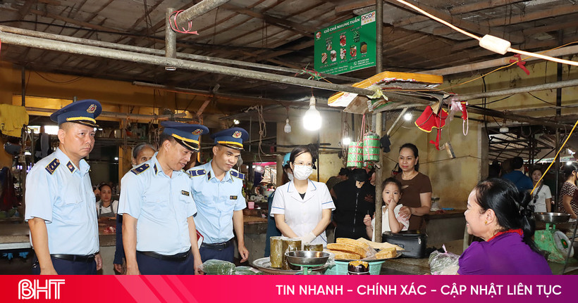 Kiểm tra chất phụ gia cấm trên bún, giò, bánh tại chợ Hôm