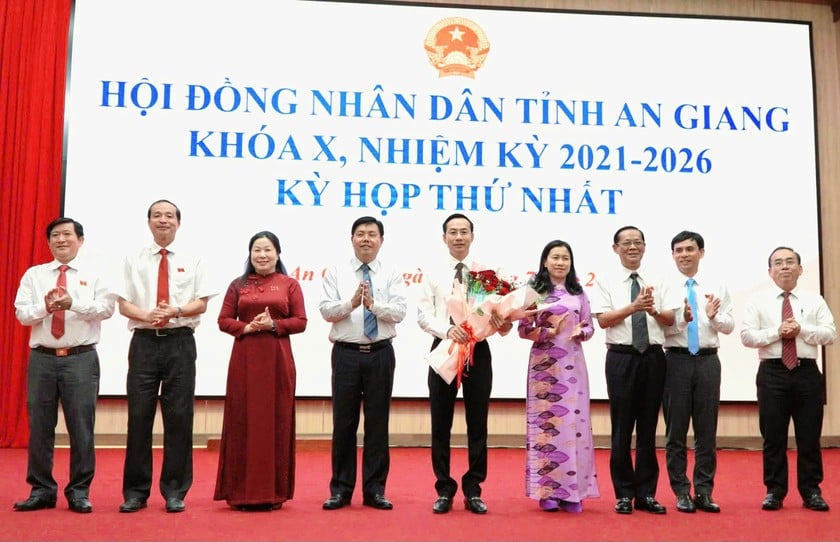 Bí thư Tỉnh ủy An Giang tặng hoa cho các thành viên thường trực HĐND tỉnh