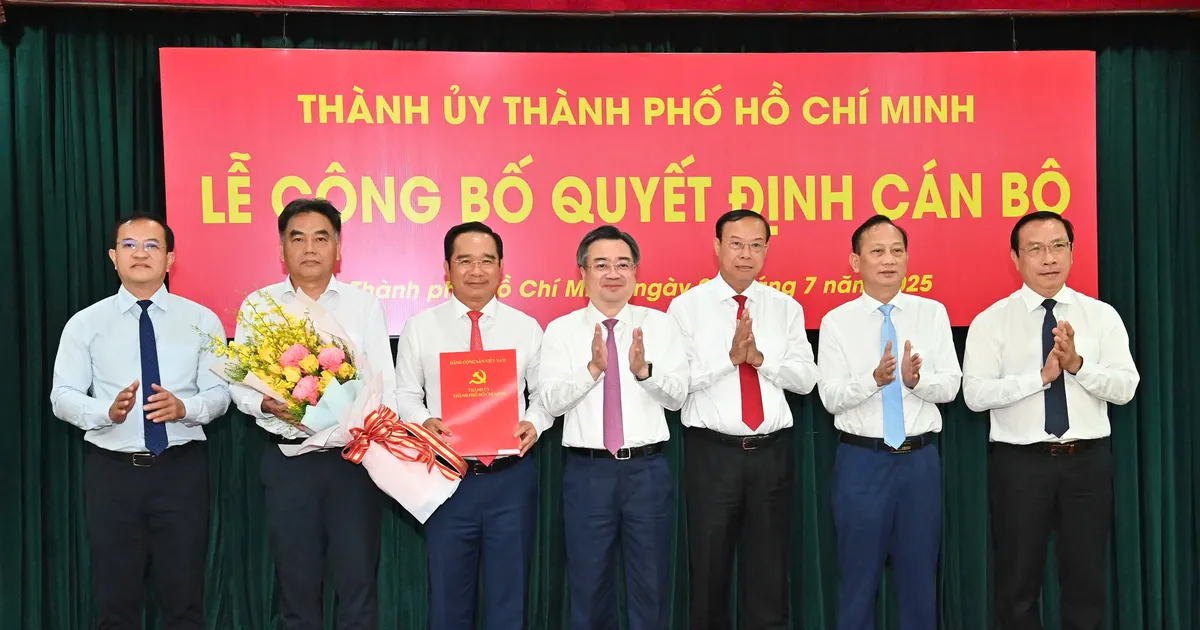 Ban Thường vụ Thành ủy TPHCM công bố và trao các quyết định nhân sự