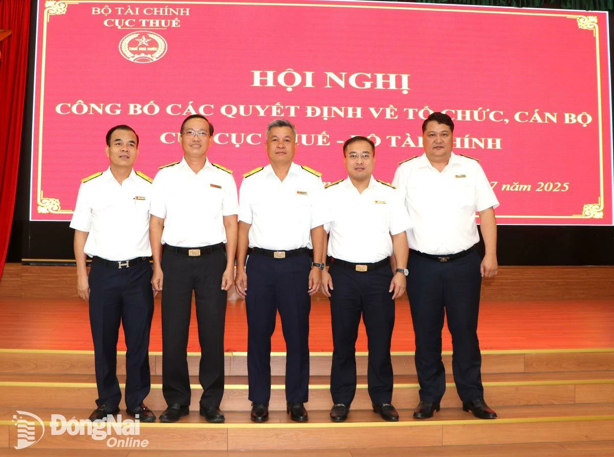 Trưởng Thuế tỉnh Đồng Nai Nguyễn Toàn Thắng (giữa) và các Phó trưởng Thuế tỉnh ra mắt tại hội nghị. Ảnh: Ngọc Liên
