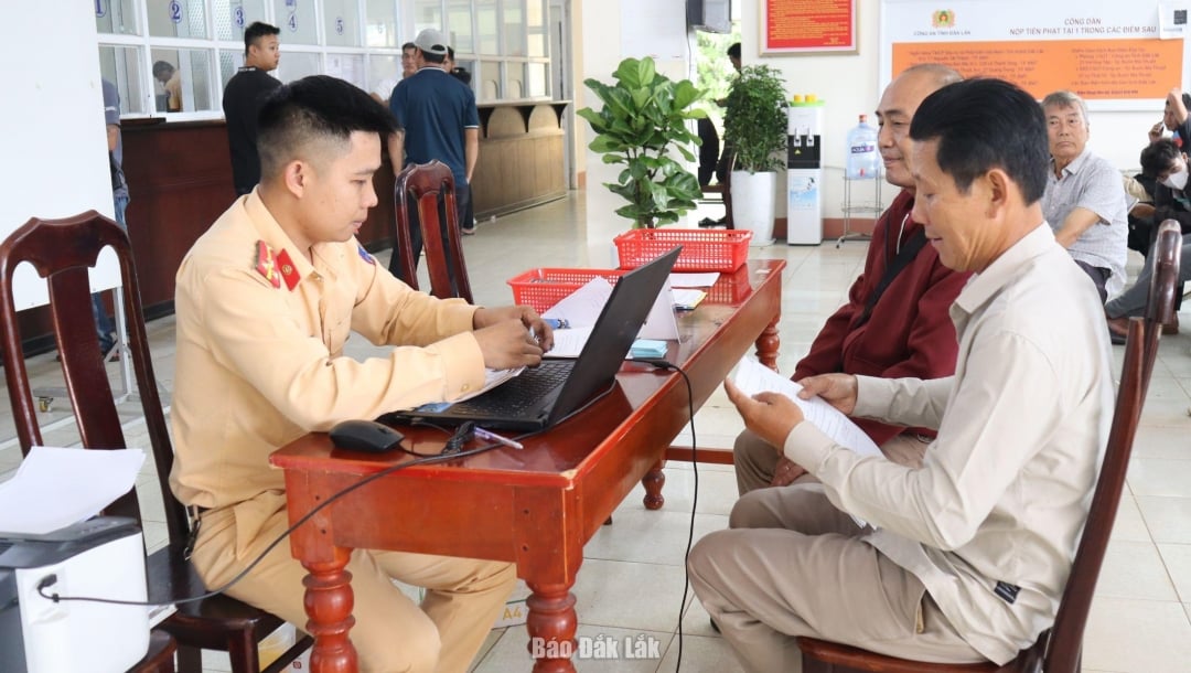 Người dân làm thủ tục cấp, đổi GPLX tại trụ sở chính Phòng CSGT (Công an tỉnh Đắk Lắk) 21 Hà Huy Tập, phường Buôn Ma Thuột.