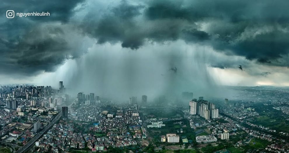 Cảnh bầu trời Hà Nội trước cơn mưa giông lớn như thước phim viễn tưởng - 1
