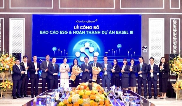 يحتفل بنك KienlongBank برحلته الخضراء من خلال جائزة أفضل 10 بنوك خضراء في فيتنام لعام 2025
