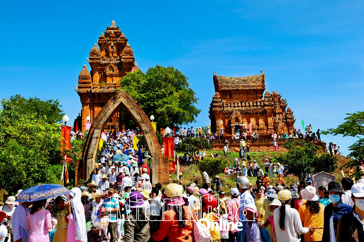 Người dân và du khách đi lễ hội Katê ở Tháp Po Klong Garai.
