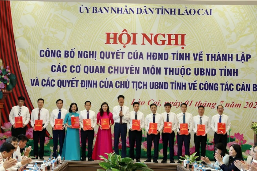 Ông Nguyễn Thế Phước, Ủy viên Ban Thường vụ Tỉnh ủy, Phó Chủ tịch Thường trực UBND tỉnh trao Quyết định cho các Phó Chánh Văn phòng Ủy ban nhân dân tỉnh, Phó Giám đốc Sở Tư pháp